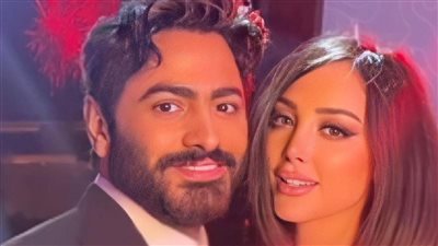 بحجاب وعباية ابنة تامر حسني تقلب مواقع التواصل وتخطف الأنظار خلال احتفالات رأس السنة بصحبة والدها