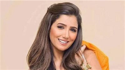 بفستان مثير وجريء للغاية مي عمر تشعل النار على مواقع التواصل الاجتماعي بجرأتها