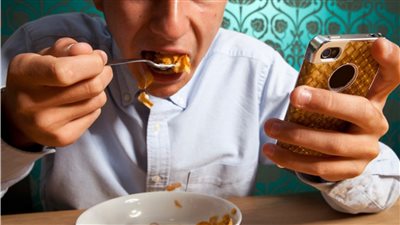 اوعى تمسك التليفون وانت بتاكل تاني مخاطر قد تتعرض لها عند استخدام التليفون اثناء الطعام اعرفها