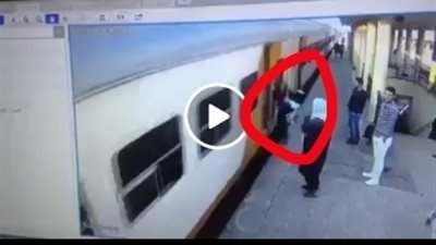 فيديو صعب جدا للكبار فقط للحظه دهس قطار لطالبه بكلية الطب بمحطة الإسماعيلية