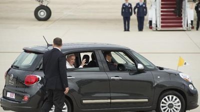 سيارة البابا فرنسيس تعرض في مزاد علني لتحقق82الف دولار حتى الآن