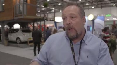 بالفيديو ..مهندس يصمم منازل فوق مواقف السيارات ..شوف الفكرة جات ازاى