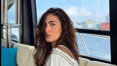 هاجر احمد تثير الجدل على مواقع التواصل الاجتماعي بفستان جريء وملفت وهي برفقة زوجها