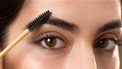 استغني عن محدد الحواجب اعرفي ازاي تعملي خلطة لتكثيف الحواجب وانتي في البيت بزيوت طبيعية