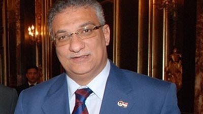 بدر يضبط موظفة تنقي حلبة حصى