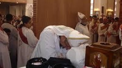 كاهن تعامل مع التناول بإهمال وسقطت منه بعض الجواهر علي الأرض فحدث ما لم يتوقعه احد