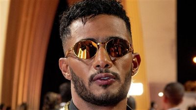 يا نهار أبيض إيه اللي هي عملته معاه دا محمد رمضان عن صورة مع منتجة مقدرتش أمنعها