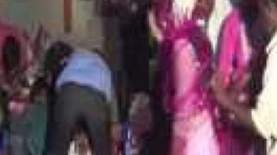 طفلة تبكي بعد زواجها من طفل 10 سنوات في الهند