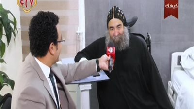 بالفيديو | سر ابتسانة الانبا يؤانس حتي بعد العمليه رغم المها الصعبة