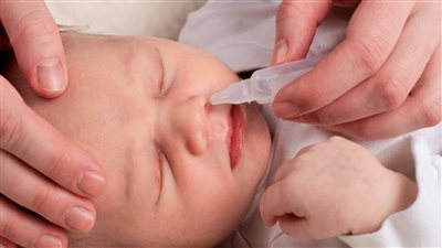 6 حاجات لازم تعرفيهم قبل ما تغسلي أنف طفلك بمحلول الملح