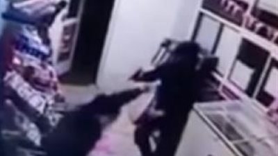 فتاة مصرية تتحول إلى بطلة بعد أن تصدت لإحدى اللصوص في متجر والدها