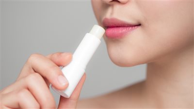 الشوكولاتة مش للأكل بس مش هتصدقي هتعمل إيه في شفايفك لو استخدمتيها بالطريقة دي