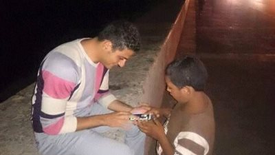 على كونيش النيل طفل متسول يطلب من شاب أن يلعب على الموبايل ثم في مشهد إنساني يقوم بإحتضانه ..فرحهم لو تقدر