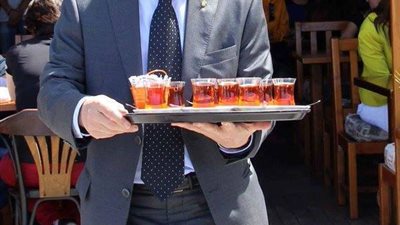 هل تصدق أن هذا الرجل هو بروفسور ويعمل جرسون لمساعدة الطلبة المحتاجين