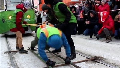 بالفيديو.. امراة تقوم بسحب ترام يبلغ وزنه أكثر من 36 طن | ان كيدهن عظيم