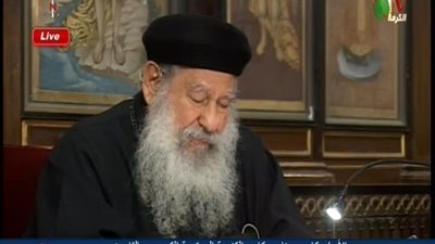 بالفيديو | ابن يطلب الصلاه من اجل امه المسنه وابونا مكاري يقول له هي اللي المفروض تصليلي وتصلي للاجتماع وخليها تيجي هنا لهذا السبب