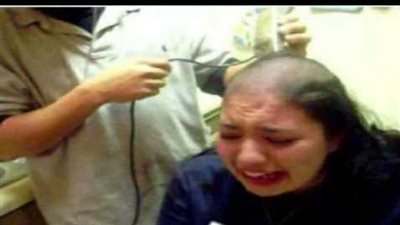 زوج يحلق شعر زوجته على الزيرولأنها رفضت أن يتزوج من امرأة ثانية ..شوف السلطات عملت إيه معاه ؟