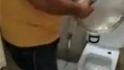 خطير جداً ..مصري يقوم بغسل اطباق المطاعم في الحمام ..شوف الفيديو