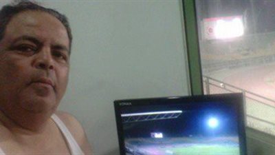 معلق رياضي مصري يظهر بملابسه الداخلية أثناء المباراة ..والشباب يرد أصل الدنيا حر