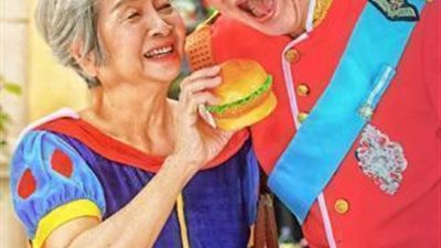 بالصور ..زوجان صينيان يحتفلان بقصة حبهما بتقليد شخصيات ديزني