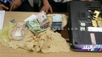 بالصور.. إحباط تهريب سبائك ذهبية ومبالغ مالية عبر العيش البلدى