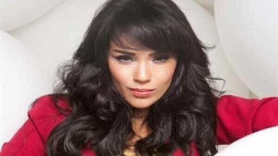 السلطات الأمنية وقفت مطربة الحنطور في مطار القاهرة ..شوف السبب