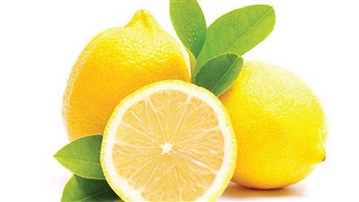 طبيب يحذر من عرض غريب يحدث لك حال تناولك الليمون
