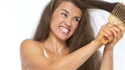 شعرك بيتشابك ومش عارفة تسرحيه هنقولك الحل في 5 خطوات