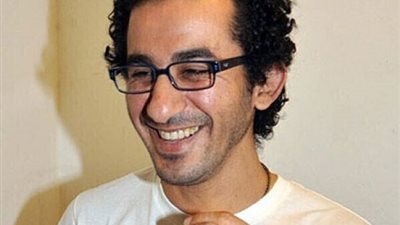 أحمد حلمي ينصح احد معجبيه على الفيس بوك ..سيبك مني وركز في مذاكرتك