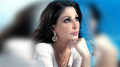 مطربة شهيرة تبكي جمهورها حبيبي حطمني وبسببه جالي سرطان