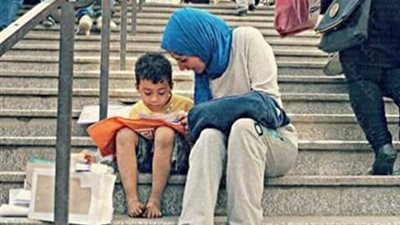 طالبة في جامعة القاهرة تعلم طفلاً من أطفال الشوارع القراءة والكتابة