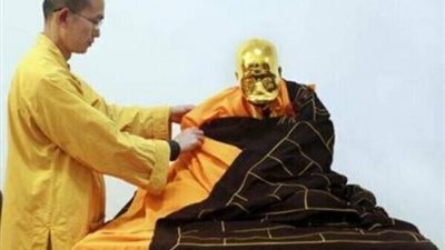 بعد 4 سنوات من وفاته ..تحنيط راهب بوذي وطلاؤه بالذهب ..شوف الصور