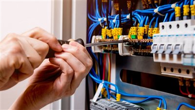 الكهرباء تتصدي لسارقي التيار وأصحاب الممارسة بهذا الإجراء