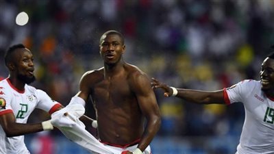 بالفيديو.. تونس تودع أمم إفريقيا بسبب خطا فادح لحارس المرمى.. وهدف من وسط الملعب