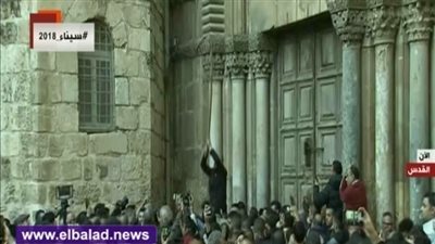 شاهد.. وقفة أمام كنيسة القيامة تنديدا بإجراءات الاحتلال ضد كنائس القدس