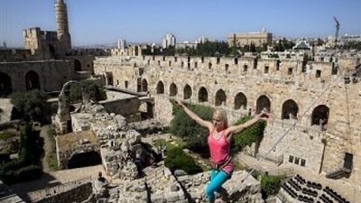بالصور ..فنانة أمريكية مشهورة تسير على الحبل من مكان مرتفع جداً في القدس
