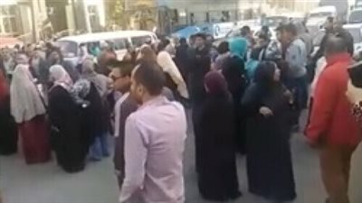 الأهالي يقطعون شارع الهرم احتجاجًا على مصرع معلمة (فيديو)