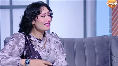 عن ارتدائها 20 كيلو ذهب لي لي فؤاد بشتغل سواق على عربية