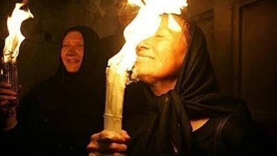 شكك بعض من غير المسيحيين ان النور المقدس المنبعث من قبر السيد المسيح هو فسفور ابيض .. انا هنا هثبتلك بكل الدلائل ان كلامكم غلط