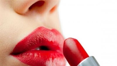 كارثة .. أحمر الشفاه يهددك بـ 7 مشكلات صحية خطيرة
