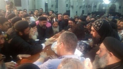 شاهد .. لحظة وصول جثمان الأنبا فام إلى طما