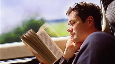 تقابل شابٌ في القطار مع رجلٍ عجوزٍ طاعنٍ بالسن، وكان الشاب يقرأ في كتابٍ فلسفي، بينما العجوز يقرأ في الإنجيل، فنظر الشابُ إليه قائلاً ’’كيف تقرأ كتابًا ولَّى عليه زمنُه وعمره يناهز الألفي سنة 1077161