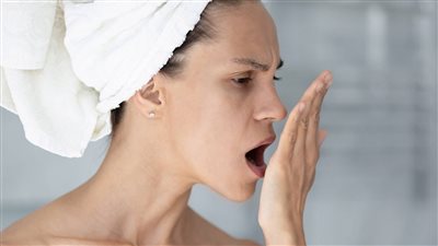 3 بدائل تغنيك عن معجون الأسنان للتخلص من رائحة الفم الكريهه