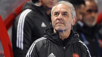 تفاصيل حديث كولر ونجم الأهلي قبل نزوله أمام الزمالك بالقمــه