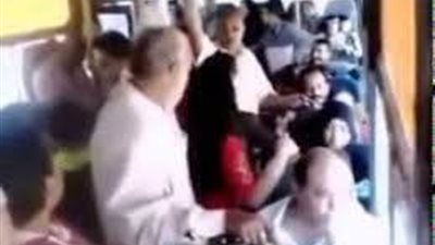 يوم الصبح وأنا راحة الشغل واحد قاعد في الكنبة الأخيرة ورايا لقيت ايده من جنب الكرسي فوق رجلي بيمسك رجلي 1077749