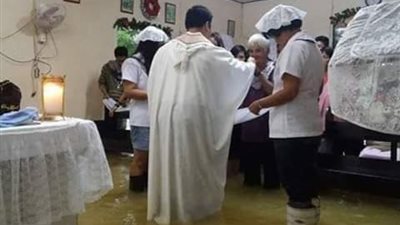 بالصور تمسك مسيحيين الفلبين باداء صلاتهم يبهر رواد الإنترنت