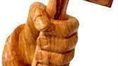 أراد أحد الملوك أن يتخلص من وزيره المسيحي دون أن يتهمه أحد بالظلم وهذا ما فعلة