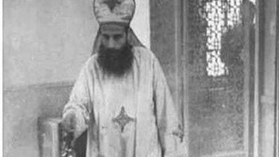 تحكي تاسوني انجيل عن ابونا بشوى انه في يوم كان مسرعا جدا للنزول للافتقاد وبالرغم من حفظه الجيد للشوراع إلا أنه دخل شارع وذهب لعمارة غير المقصودين تماما ورن جرس الباب 1080157