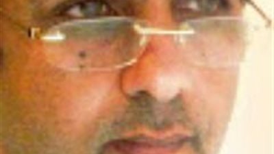 حازم عبد العظيم عبر تويتر اللي ممكن يقنعك ان دخل قناة السويس زاد و تيران وصنافير سعودية يقنعك ان الديك بيولد مش الفرخة