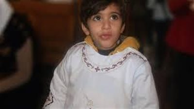 فيلوباتير شريف، طفل في عمر الزهور، فجأة وهو بيلعب شعر بألم في رأسه، وبعدها بدقايق فقد الوعي